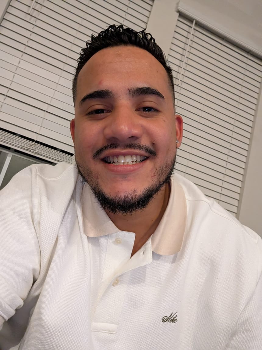 Selfie sonriente de Cristian con polo blanco